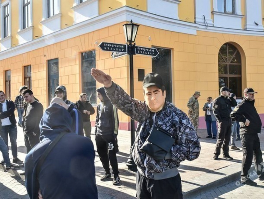 Грандиозное побоище устроили одесские сторонники и противники Саакашвили и попали на видео 