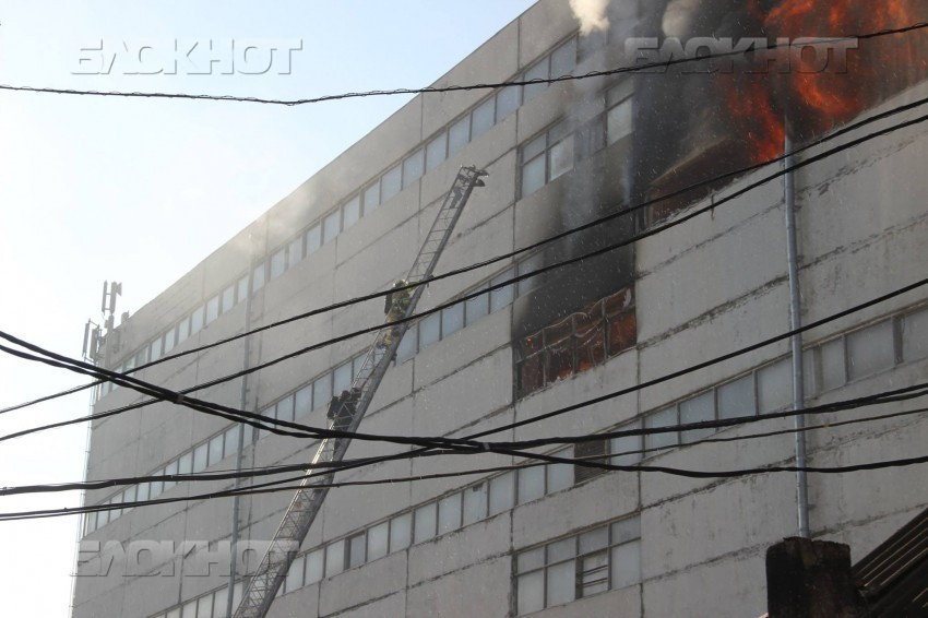 В Кишиневе сносят два этажа сгоревшего здания: перекрыта часть улицы