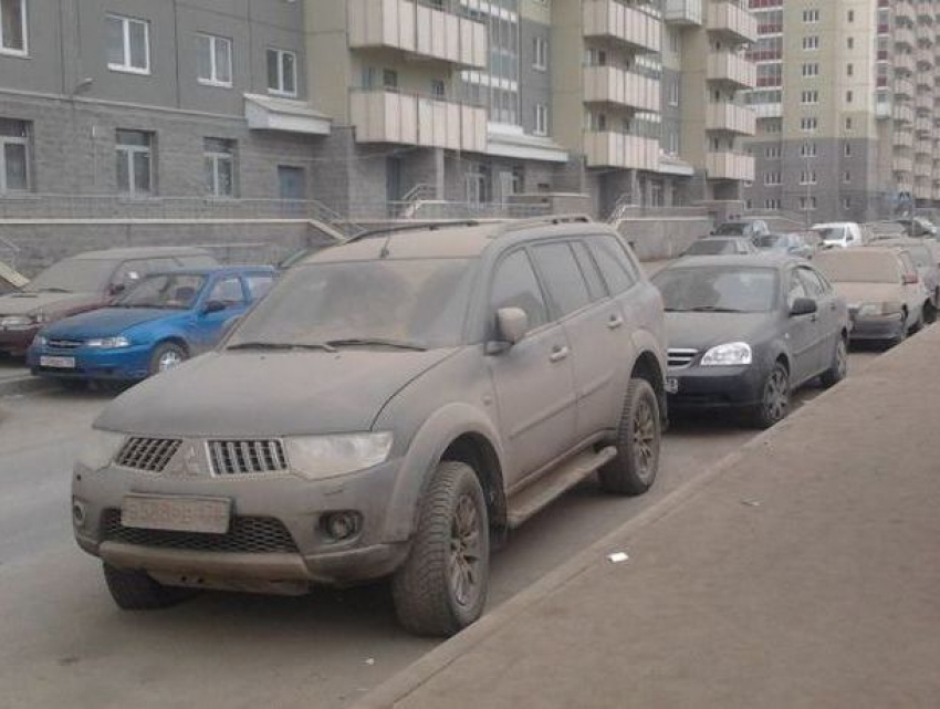 Африканская коричневая пыль засыпала автомобили в Кишиневе