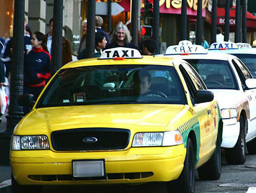 Привокзальные таксисты заблокировали девушку с мамой и подвергли их жутким издевательствам