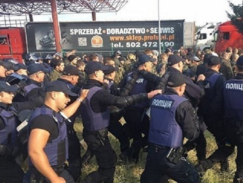 Массовые стычки произошли на границе Украины и Польши