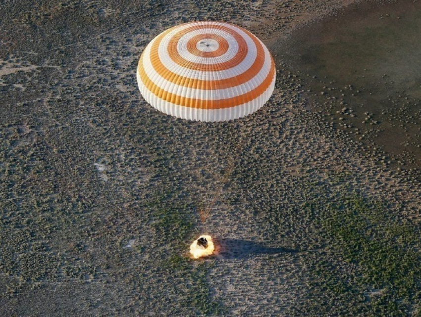 Космический корабль «Союз МС-04» с российским космонавтом и его американскими коллегами вернулся на Землю 