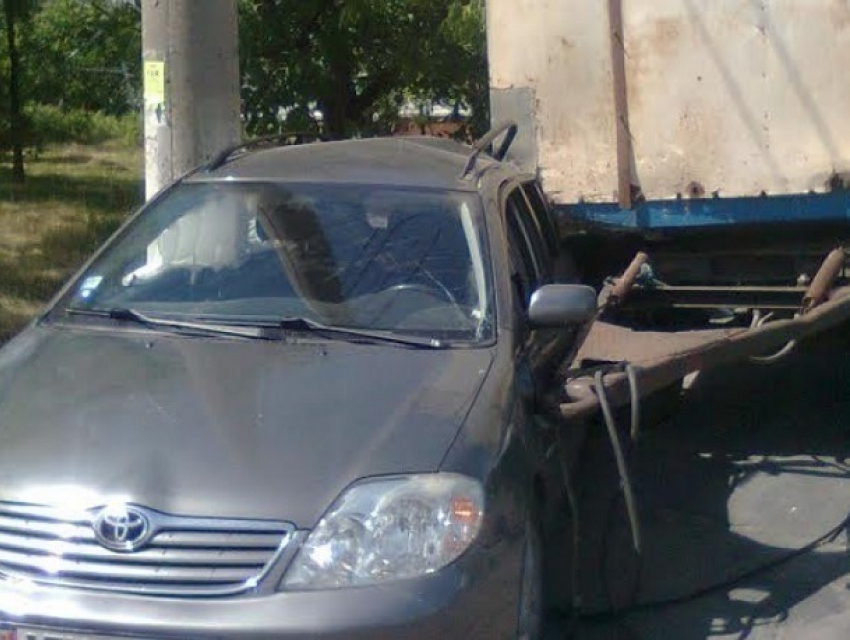 Оторвавшийся от КамАЗа прицеп раздавил легковой автомобиль в Кишиневе