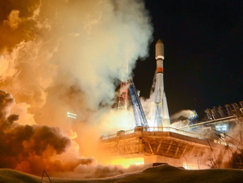 Завораживающий запуск ракеты и возникшее после этого фантастическое атмосферное явление попали на видео 