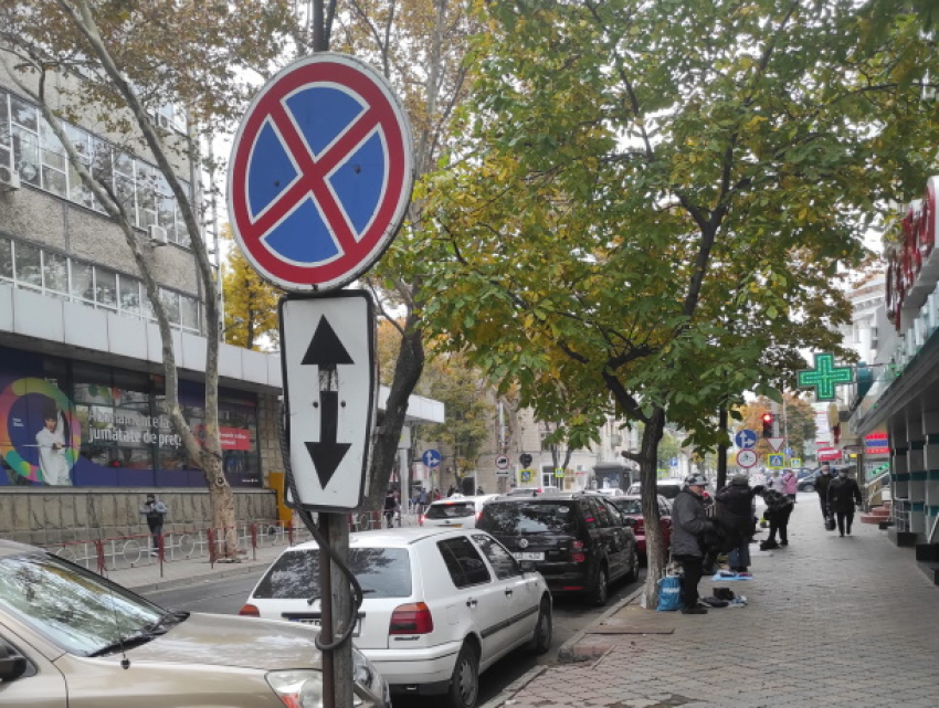 Кишиневцы прямо заявляют, что полицейские берут взятки с водителей в центре города