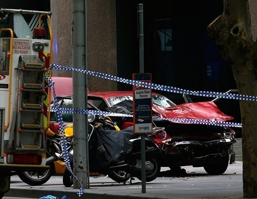 Сумасшедший водитель протаранил пешеходов в Мельбурне: три человека погибли, десятки ранены