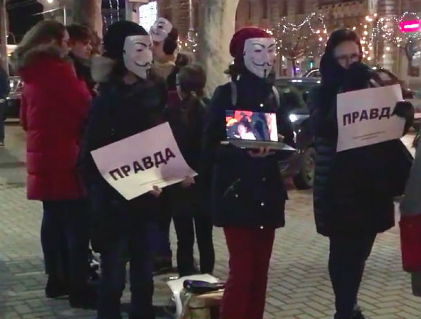 Шокирующие видео убийств животных показали на улицах Кишинева активисты в масках