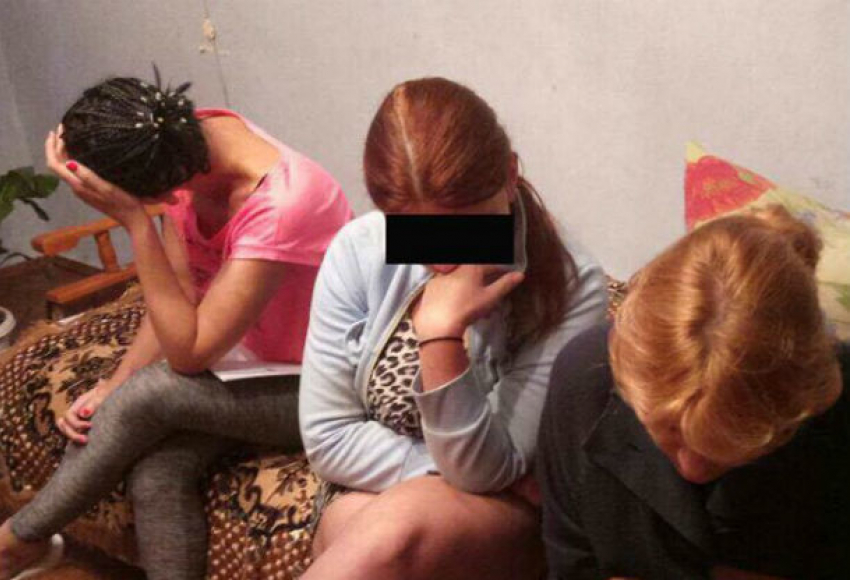 В Одессе схватили банду сутенеров и показали работавших на них проституток 