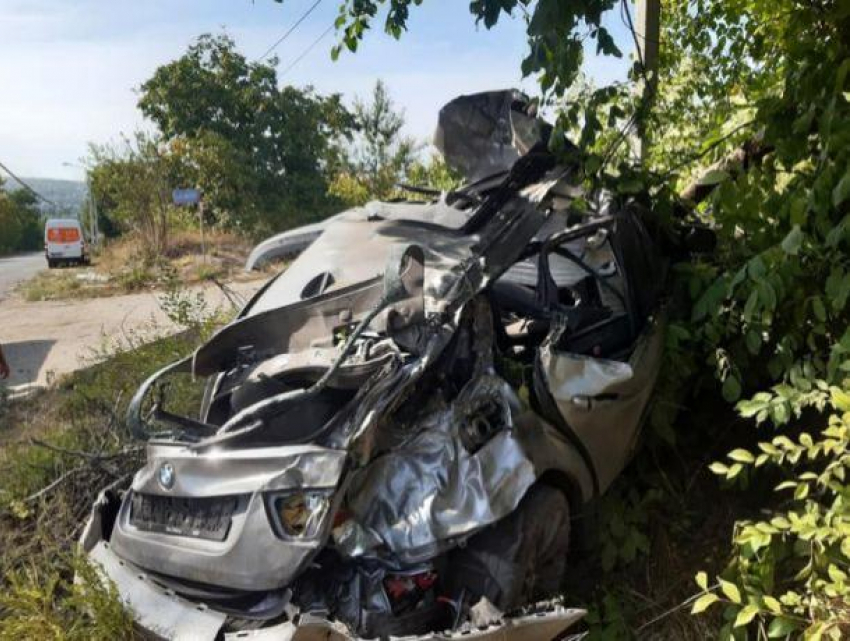 BMW превратился в бесформенный кусок металла после аварии на въезде в село Трушены