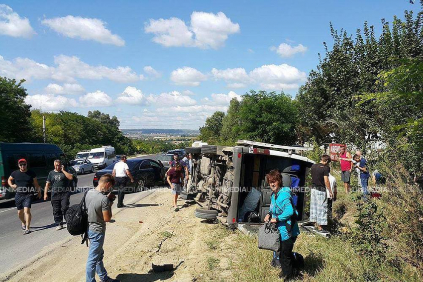 В Молдове вновь перевернулась маршрутка с пассажирами