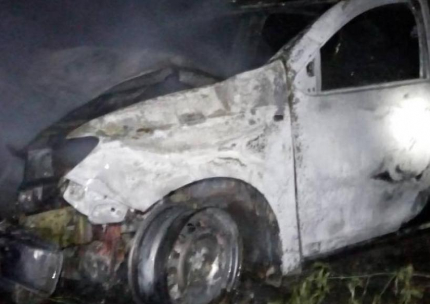 Автомобиль такси врезался в дерево и сгорел в Бельцах