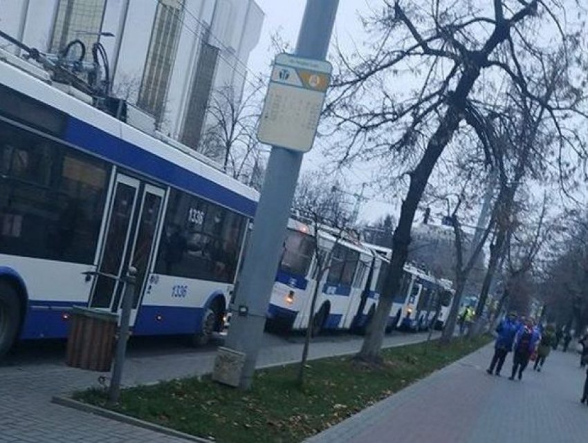 Огромная пробка из троллейбусов образовалась утром в Кишиневе 