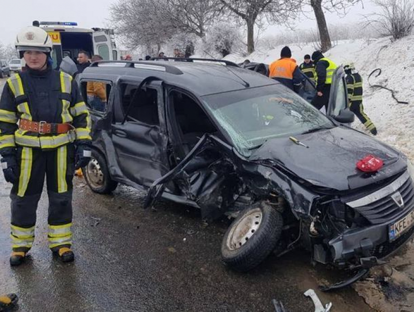 Водитель и младенец погибли в лобовом столкновении автомобилей в Яловенском районе