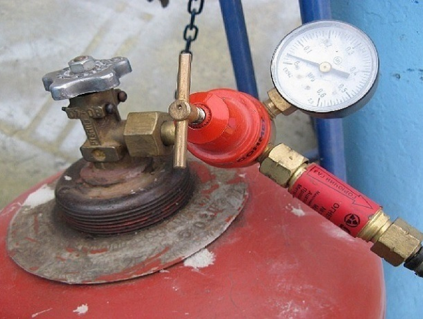 В результате проверок в квартирах многоэтажного дома были обнаружены газовые баллоны