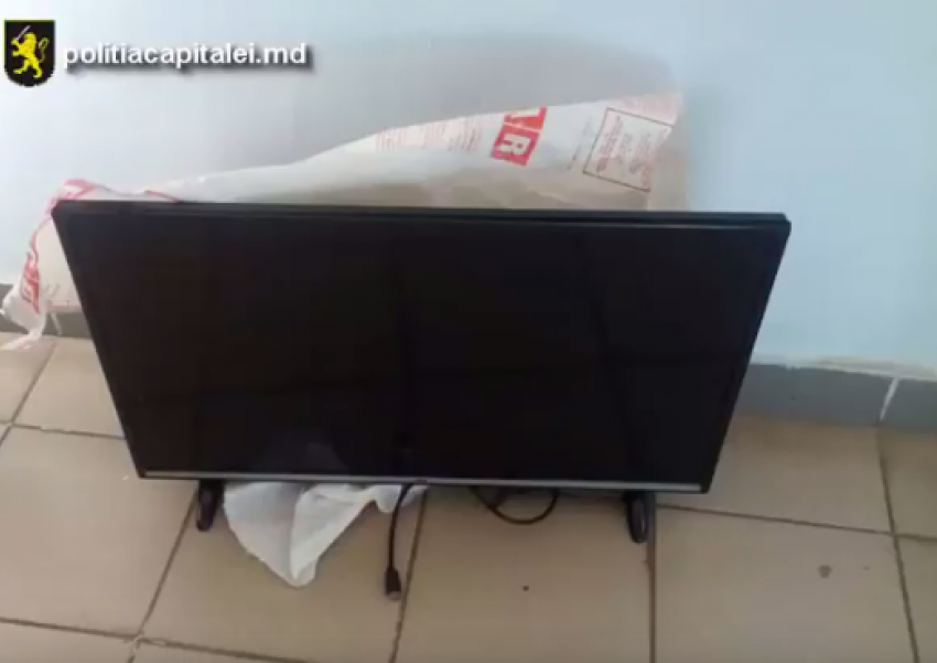 В Кишиневе двое воров пытались убежать от полицейских вместе с украденным телевизором  