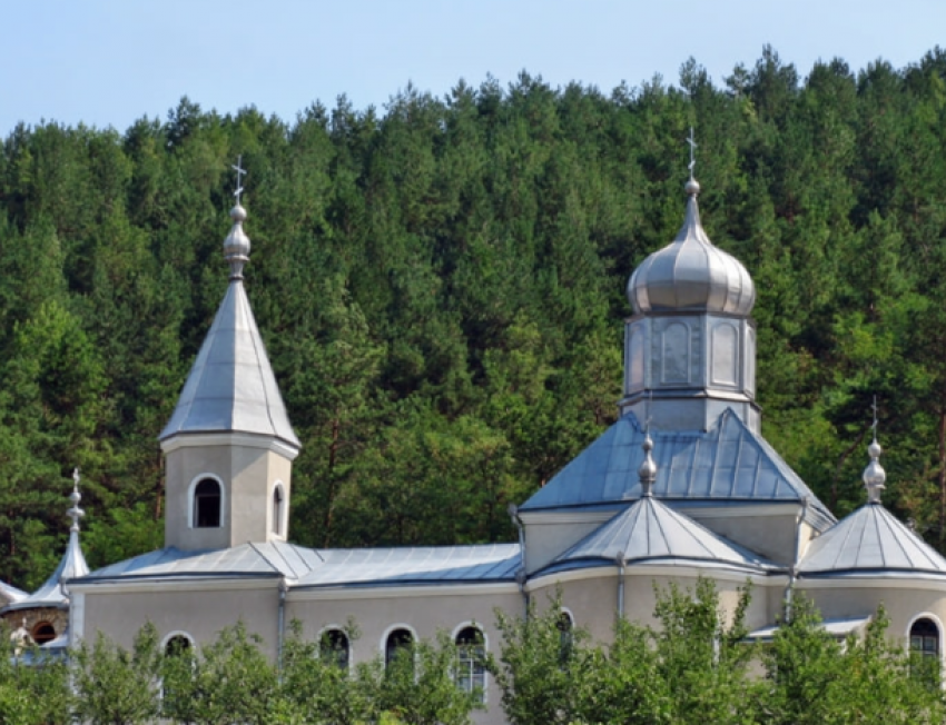 В Сороках шизофреник зарезал священника