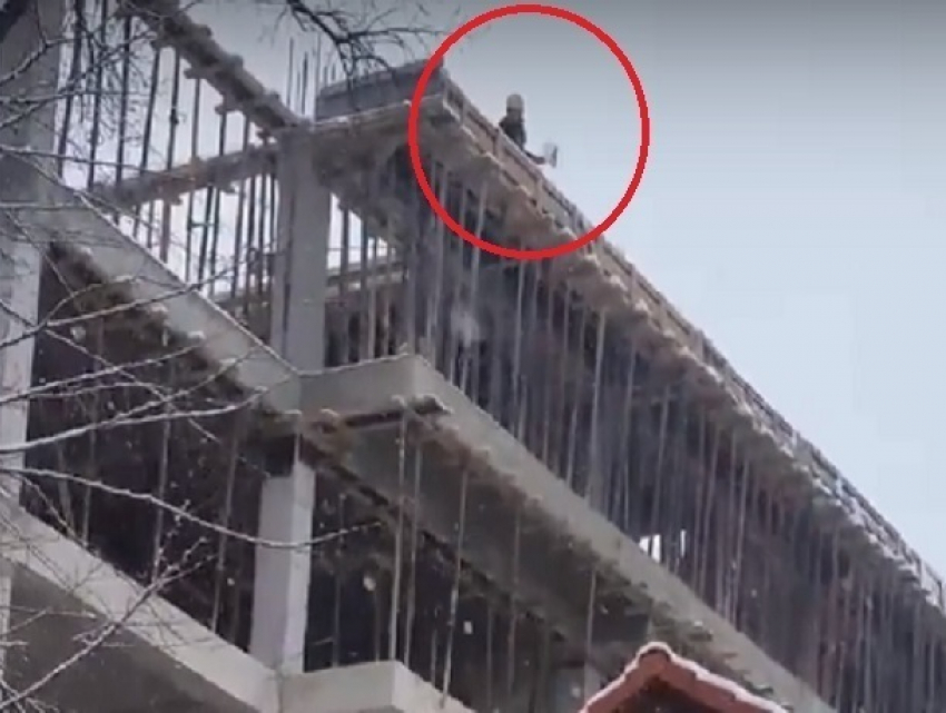 Смертельно опасная чистка снега на 7-м этаже недостроенного здания в Кишиневе попала на видео 