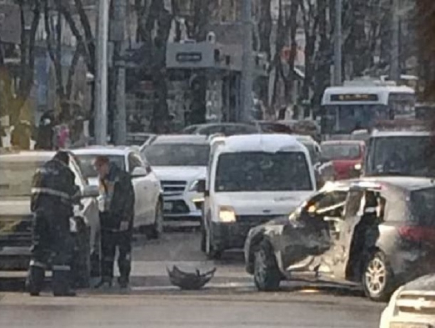Девушка-водитель попала в больницу после крупного ДТП в центре Кишинева