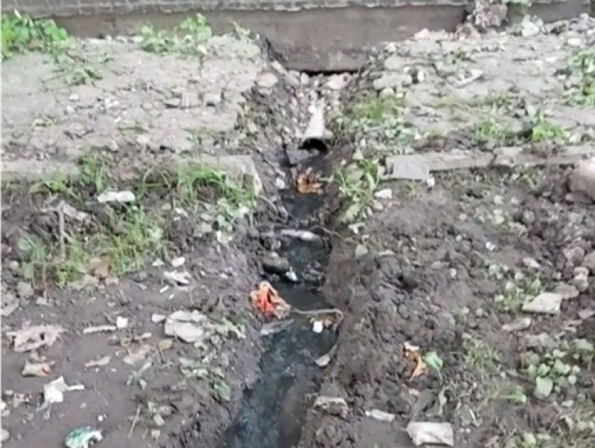 В Кишиневе канализационную трубу вывели прямо к тротуару