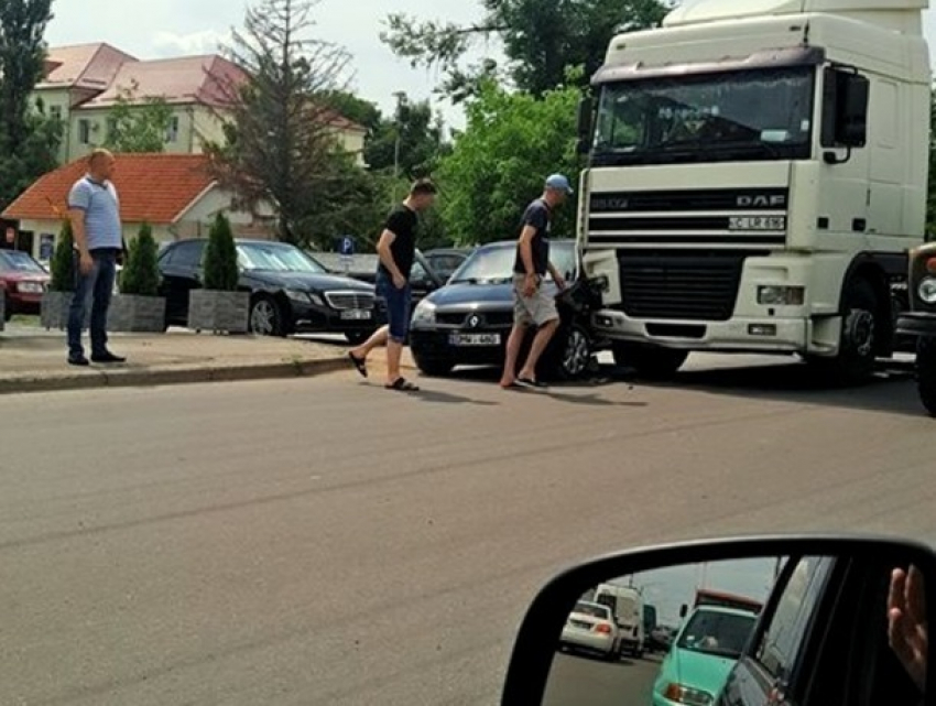 Большую пробку в столице спровоцировало столкновение легкового автомобиля и грузовика