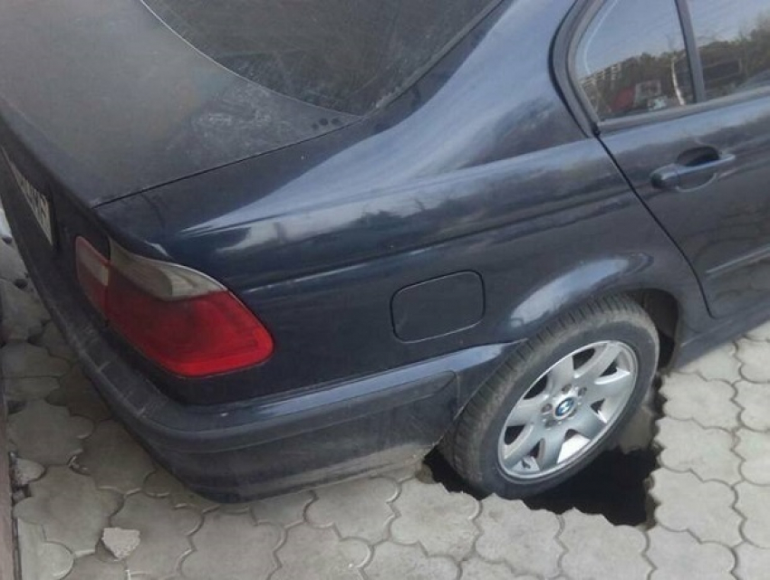Антиугонная плитка взяла в провальный плен машину автохама в Кишиневе