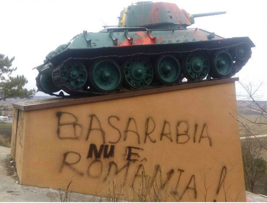 «Подонки» надругались над танком и обезобразили гранитные плиты мемориального комплекса у села Леушены