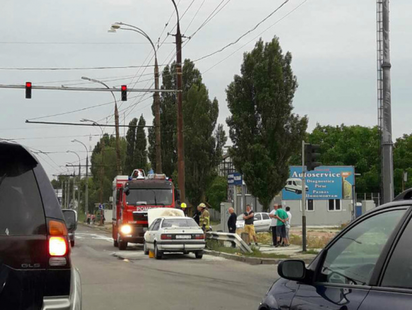 Охваченный огнем автомобиль на Телецентре сняли на видео