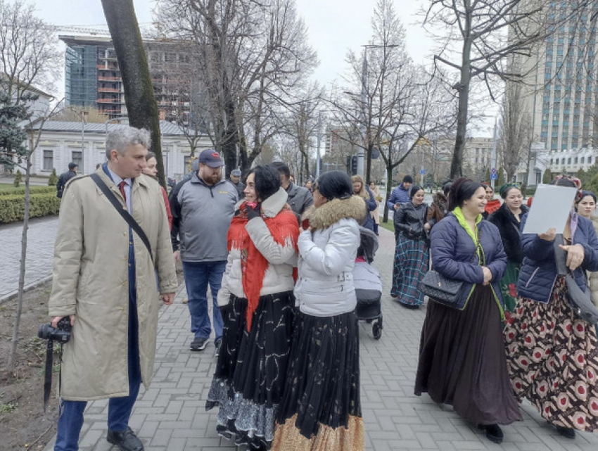 "Цыганы шумною толпой". В Кишиневе прошел марш ромов