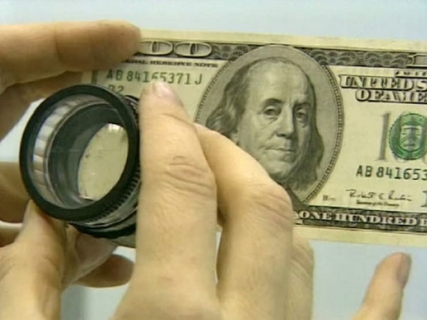 Фальшивые доллары и евро продали молдаванам на известном рынке Одессы