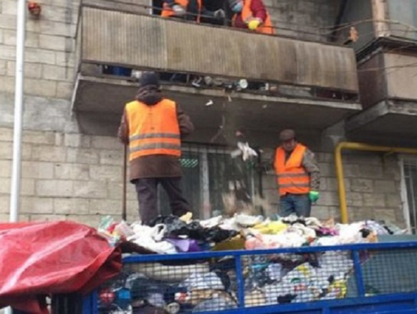 Из одной из кишиневских квартир работники коммунальных служб вывезли целый прицеп мусора