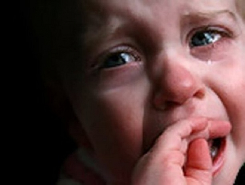 Отец попытался зарезать и задушить своего  пятилетнего ребенка 