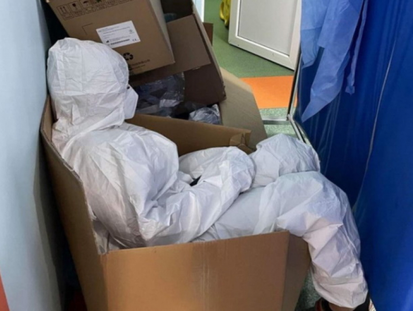 Фото врача ковид-отделения, спящего в коробке, опубликовано в Сети