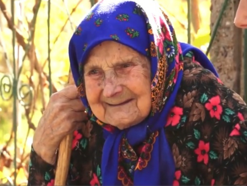 Столетняя жительница Сорокского района получает 10 евро пенсии