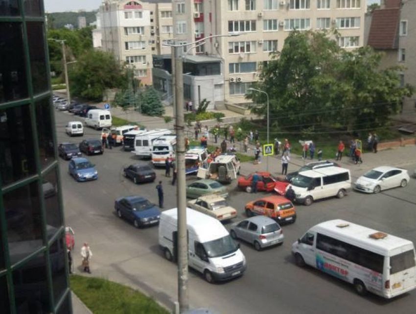 Микроавтобус после массового ДТП в центре Кишинева врезался в столб: пострадали десять пассажиров