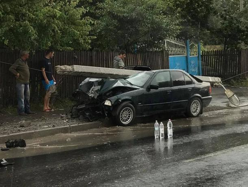 Запретить BMW в Молдове предложили в шутку пользователи после курьезной аварии со столбом 