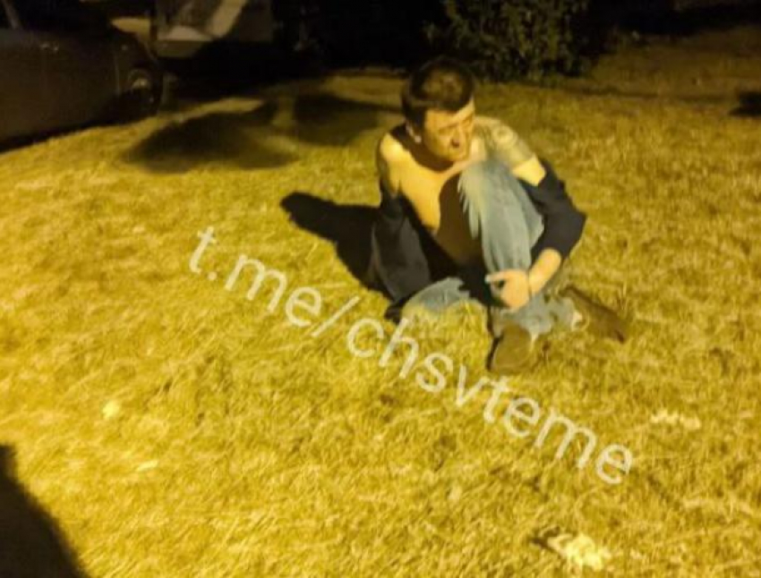 Наркоманского вида господин беседовал в Кишиневе со шпагой