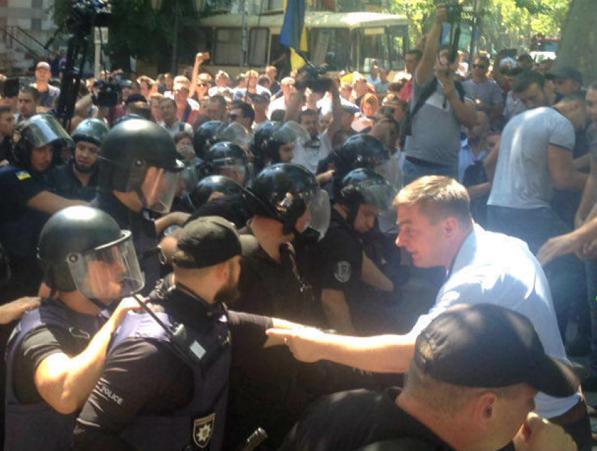 Массовая драка между разъяренными националистами и митингующими в Одессе попала на видео