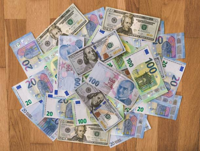 Евро снова обошел доллар: курсы валют на выходные 