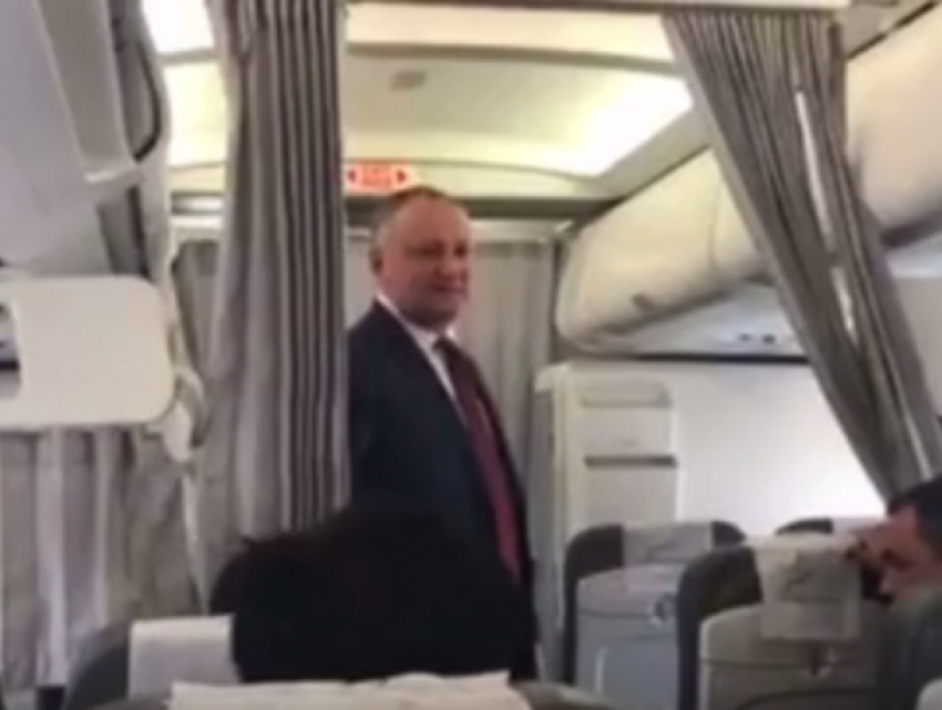 Пассажиры самолета Стамбул - Кишинев сняли на видео Игоря Додона