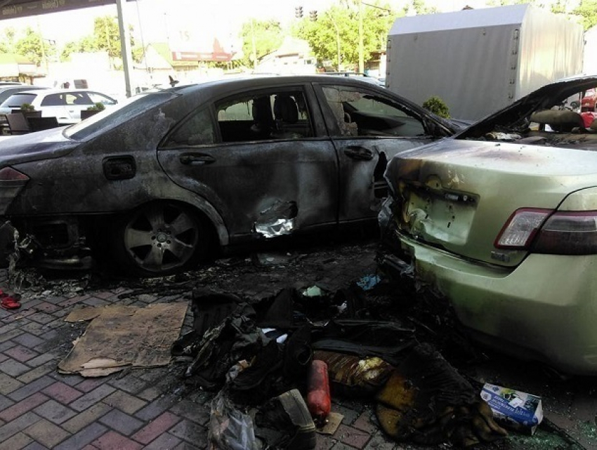 Два автомобиля сгорели после действий «человека в маске» в центре Кишинева