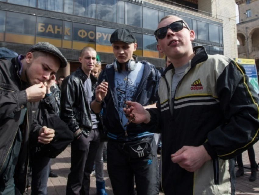 Украинцы жестоко избили и ограбили гражданина Молдовы, который похвастал высокой зарплатой