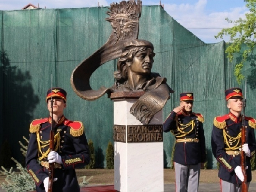 Памятник знаменитому белорусскому просветителю и издателю первых печатных книг открыли в Кишиневе