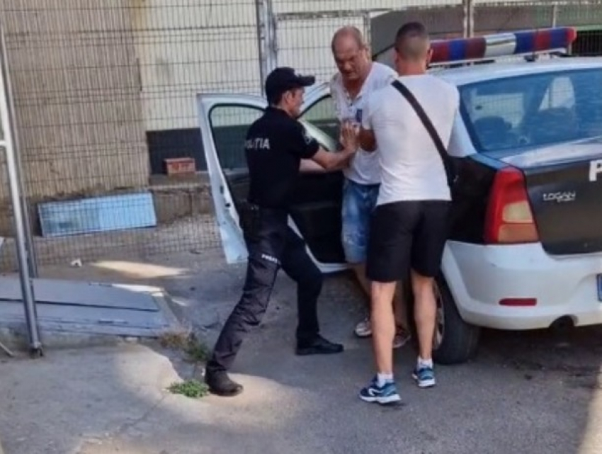 Столичные полицейские комично «упаковали» гражданина