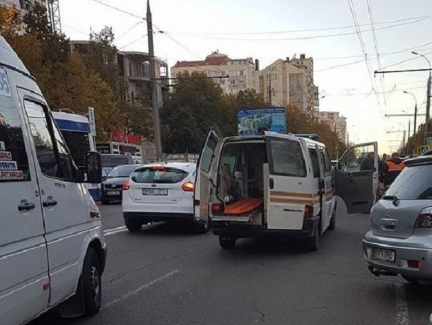 Мать с маленьким ребенком, перебегавших улицу в неположенном месте  на Буюканах, сбил автомобиль