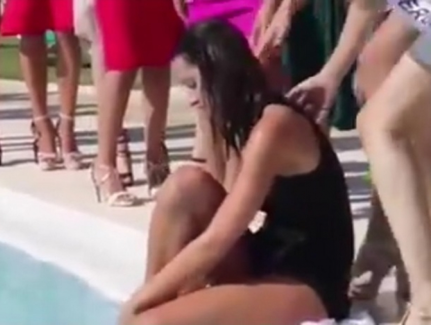 Зрелищное падение в бассейн девушки на конкурсе красоты попало на видео