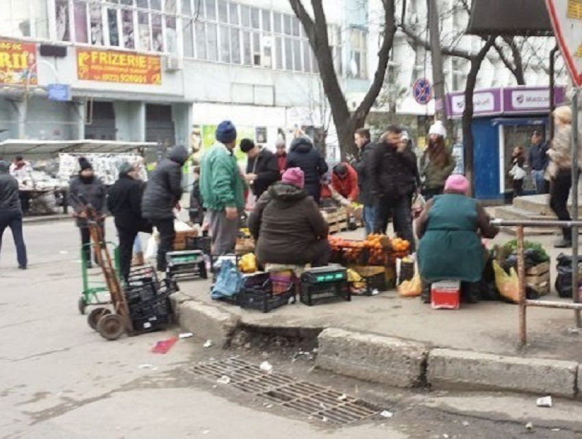 Торговцы-нелегалы оккупировали окрестности Центрального рынка Кишинева