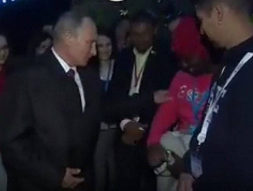 «Ущипни меня», – Путин сделал интересное предложение темнокожему студенту