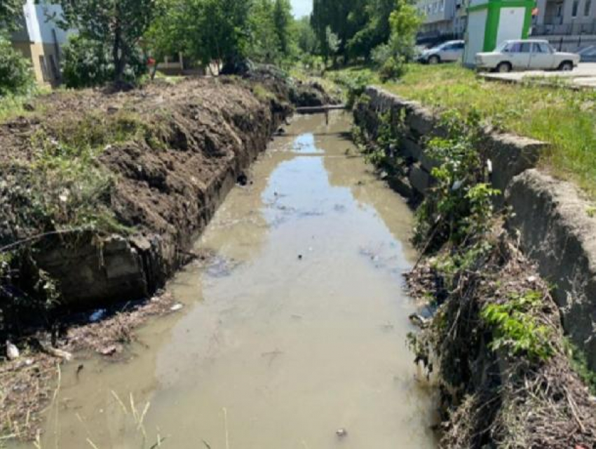 Зловоние из речки Дурлешты продолжает отравлять жизнь на Буюканах