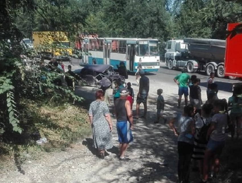 Тройное ДТП с участием легковушек и грузовика произошло на юге Кишинева