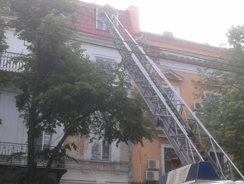 На улице Дерибасовской в Одессе загорелся гриль-ресторан 